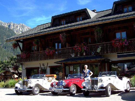 Clin d'oeil pour le salon de l'auto de Genève : de magnifiques voitures anciennes en Août dernier devant l'Auberge !